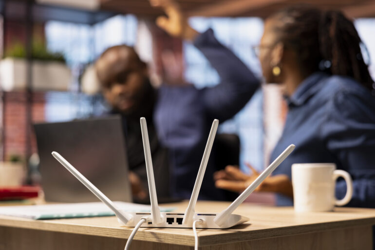 «Πόλεμος» στις τηλεπικοινωνίες: Τα δύσκολα στοιχήματα για τους τρεις και τα σενάρια