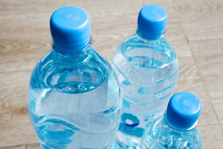 «Μπαράζ» επενδύσεων στο εμφιαλωμένο νερό και ανταγωνισμός στο «κόκκινο»