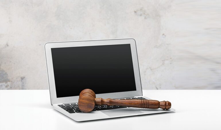 Σε κλάδους αιχμής τα 13 πιο βαριά «σφυριά»