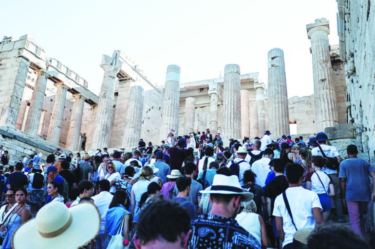 Νέο SOS για τον ελληνικό (υπερ)τουρισμό