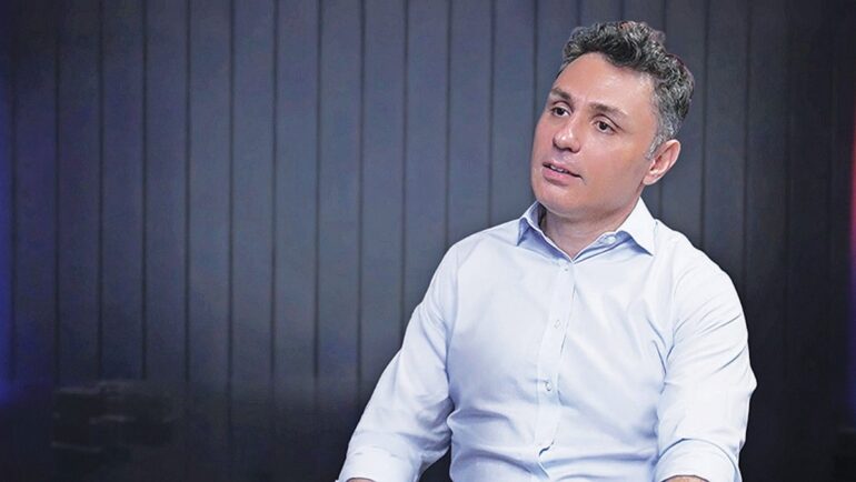 O Greekonomics στο DEALroom: Η συνέντευξη του Κοσμά Μαρινάκη στην DEALnews