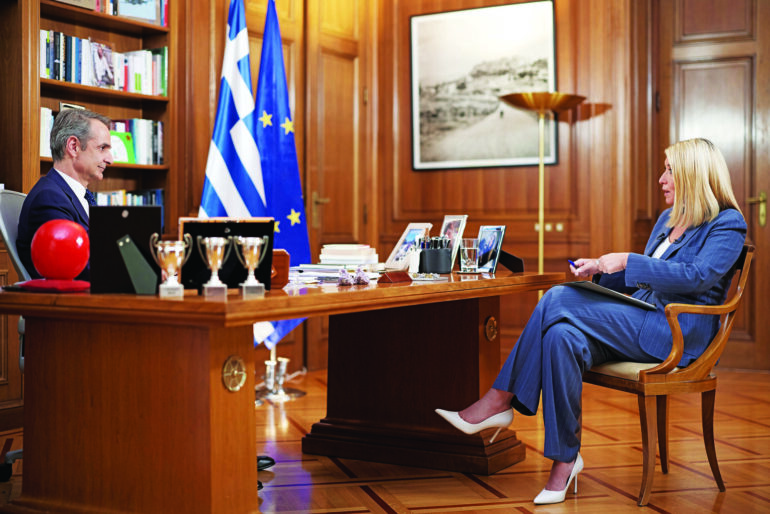 Με πολιτικά τερτίπια ξεπλένει τα σκάνδαλα ο πρωθυπουργός