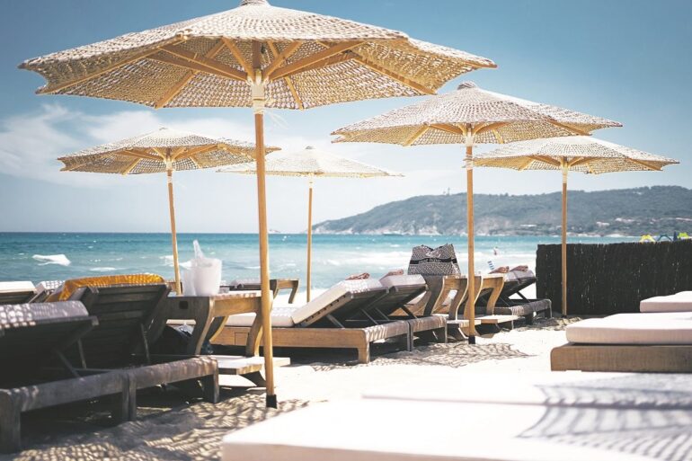 ΑΑΔΕ: Πάνω από 100 παραβάσεις και λουκέτα σε τουριστικούς προορισμούς