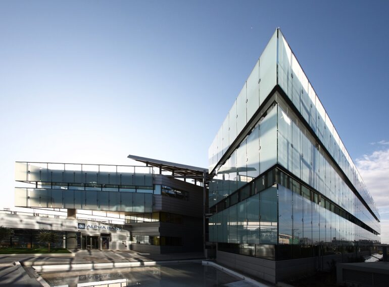 Η UniCredit αυξάνει στο 26% τη συμμετοχή της στην Alpha Bank