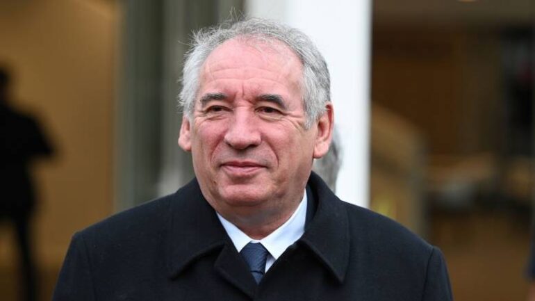 Ο Φρανσουά Μπαϊρού σε πολιτική δοκιμασία: Διαπραγματεύσεις με βουλευτές και προειδοποίηση για εκλογές