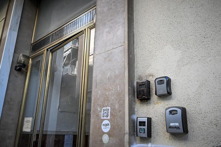 Σφίγγει ο κλοιός για τα Airbnb: Τι αλλάζει για τις μεταβιβάσεις ακινήτων