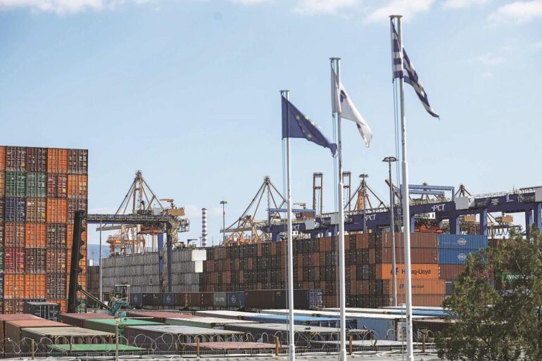 Σε τριπλό μπλόκο το λιμάνι του Πειραιά