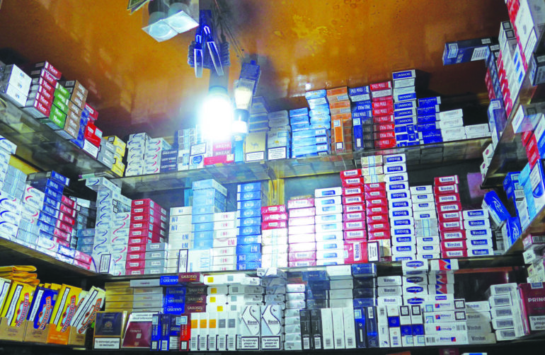 «Ψαλίδι» στα δημόσια έσοδα  από τις αλλαγές στη φορολόγηση των καπνικών προϊόντων