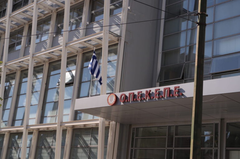 Βαραίνουν τα… σύννεφα πάνω από το Μαξίμου από το σκάνδαλο του ΟΠΕΚΕΠΕ