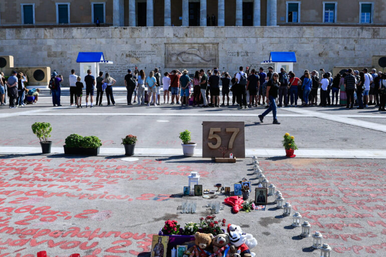 Κυβερνητική αναδίπλωση με φόντο το μνημείο του Άγνωστου Στρατιώτη