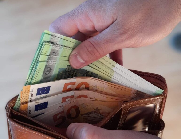 Πάνω από 1 τρισ. ο πλούτος των Ελλήνων σε όλα τα περιουσιακά στοιχεία