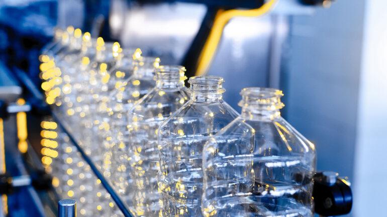 Τρόμος για νέα λουκέτα στη βιομηχανία πλαστικών