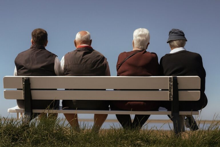 Πόσο κοστίζει η γήρανση του πληθυσμού στο ελληνικό ΑΕΠ, σύμφωνα με την EBRD