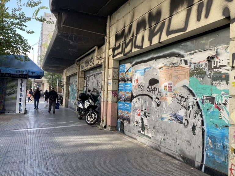 Η Θεσσαλονίκη μετρά… κλειστά ρολά