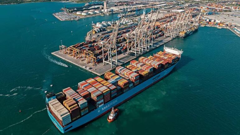 Παραμένουν μέχρι νεωτέρας εκτός Σουέζ τα δρομολόγια της Maersk