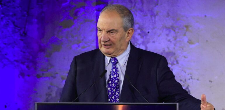 15 χρόνια Δημοκρατία: Καμπανάκια Καραμανλή για δημοκρατία, θεσμούς στην Ελλάδα