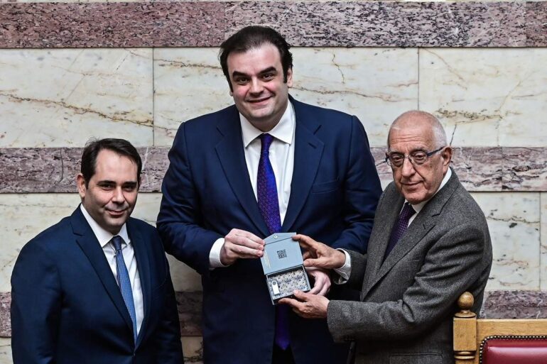 Άρθρο: Προϋπολογισμός «επικοινωνίας» και «θεαθήναι», αντί για επαναδιαπραγμάτευση μνημονιακών υποχρεώσεων