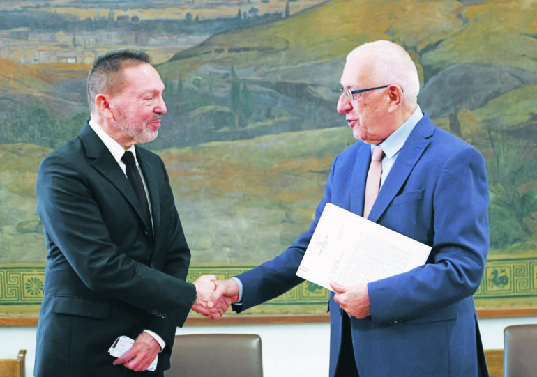 Καμπανάκια για την οικονομία «ακούστηκαν» από τον Στουρνάρα