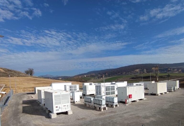 Η MORE ολοκλήρωσε τρία μεγάλης κλίμακας συστήματα αποθήκευσης ενέργειας