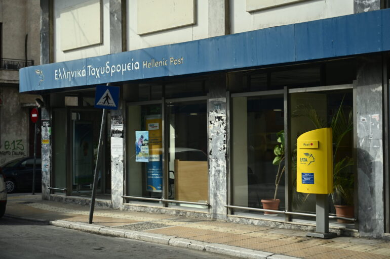 Η αποδυνάμωση των ΕΛ.ΤΑ. δίνει  «πάσες» στους ανταγωνιστές