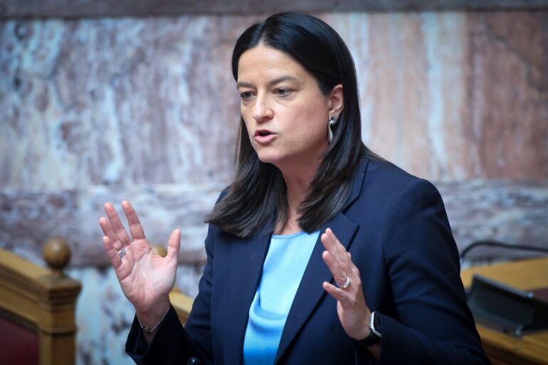 Τι απαντούν Παπαθανάσης και Κεραμέως για τη χρηματοδότηση των προγραμμάτων κατάρτισης