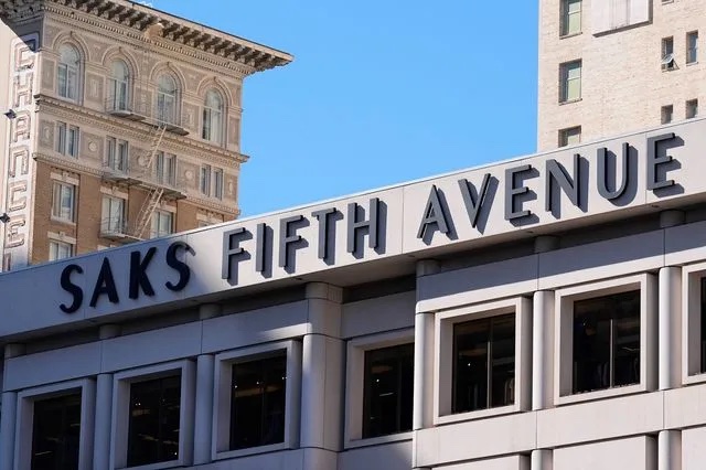 Σε πτώχευση η Saks Global: Κατάρρευση-ορόσημο για το πολυτελές λιανεμπόριο στις ΗΠΑ