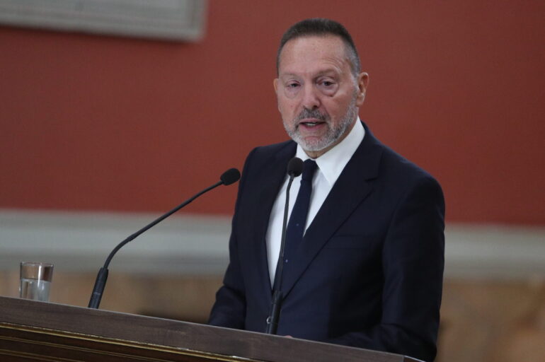 Νέο… φρένο στις μισθολογικές αυξήσεις από τον Γιάννη Στουρνάρα