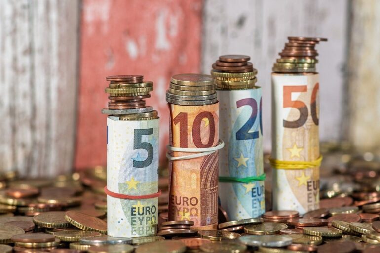 Το ιδιωτικό χρέος μετατρέπεται σε… Λερναία Υδρα