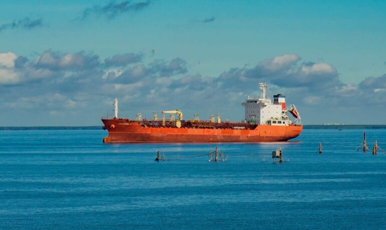 Ξαναχαράζει τον χάρτη της ναυτιλίας ο Τραμπ