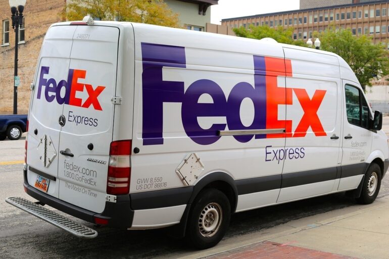 Η FedEx μηνύει την κυβέρνηση Τραμπ για την επιστροφή δασμών 175 δισ. δολαρίων που κρίθηκαν παράνομοι