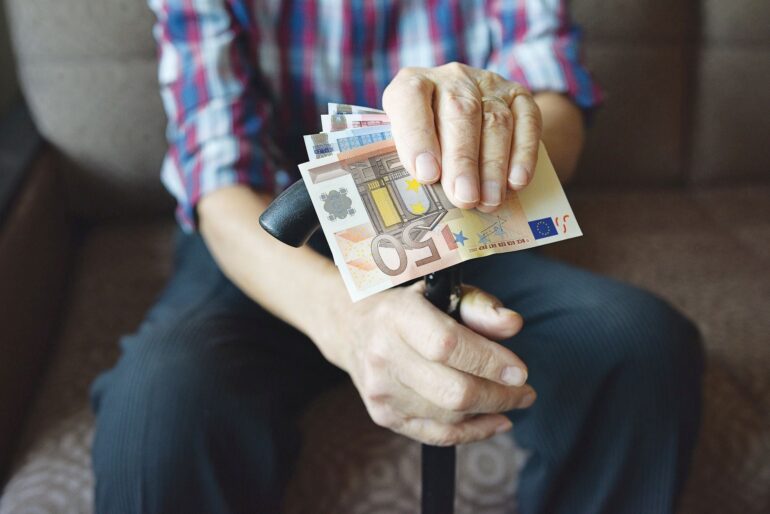 Ρεκόρ καθυστερήσεων και λαθών στις συντάξεις