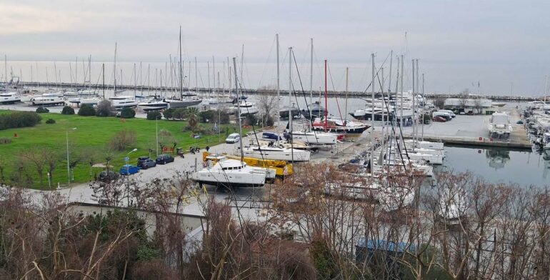 Χωρίς σχέδιο «μπλοκάρουν» την αξιοποίηση της μαρίνας Αρετσούς